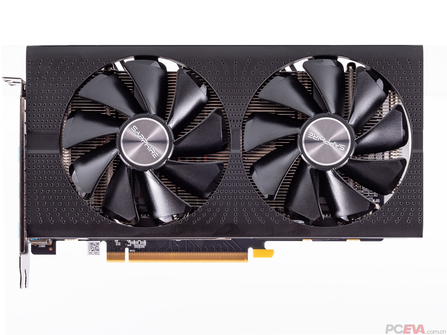 显卡背部配备了一块铝合金背板,在千元内的显卡中有这种待遇的还詹换